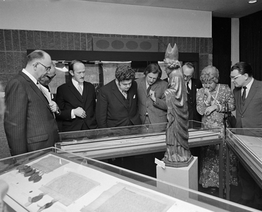 102208 Afbeelding van de opening van de tentoonstelling Utrecht en zijn bisschoppen in het gebouw van het ...